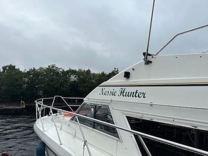 Un barco llamado "Nessie Hunter" está anclado en el lago Ness; el sábado comenzó en Escocia lo que se cree que es la mayor búsqueda del monstruo del Lago Ness en décadas.