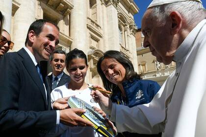 26/04/2023 El Papa Francisco con la pala solidaria de pádel de la FIP DEPORTES VATICANS MEDIA