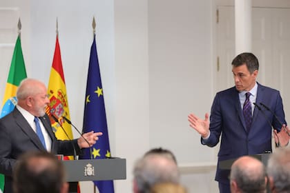 26/04/2023 El presidente del Gobierno, Pedro Sánchez (d), junto al presidente de la República Federativa de Brasil, Lula da Silva (i), en una rueda de prensa durante un viaje oficial a España, en el Palacio de La Moncloa, a 26 de abril de 2023, en Madrid, España