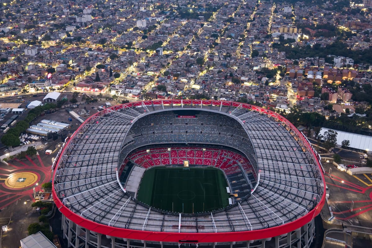 (260511) -- CIUDAD DE MEXICO, 11 mayo, 2026 (Xinhua) -- Imagen tomada con un dron el 10 de mayo de 2026 del simbólico Estadio Azteca de la Ciudad de México, sede del partido inaugural de la Copa Mundial de la FIFA 2026, en la Ciudad de México, capital de México. México será coanfitrión de la Copa Mundial de la FIFA 2026 en junio y julio de este año, junto con Estados Unidos y Canadá, convirtiéndose en el primer país del mundo en albergar tres torneos de la Copa Mundial. (Xinhua/Li Muzi) (ah) (ce)
