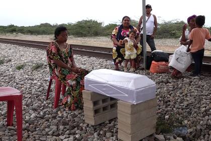26/05/2022 Una familia wayúu vela a un niño de nueve meses fallecido en La Guajira POLITICA SUDAMÉRICA INTERNACIONAL COLOMBIA HÉCTOR ESTEPA/EUROPA PRESS