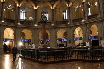 26/05/2023 Paneles del Ibex 35 en el Palacio de la Bolsa, en el Palacio de la Bolsa, a 26 de mayo de 2023, en Madrid (España). El Ibex 35 ha iniciado la sesión de hoy con una subida del 0,28%, lo que ha llevado al selectivo a situarse en los 9.141,9 puntos, en una jornada en la que los inversores seguirán pendientes de las negociaciones sobre el techo de deuda en Estados Unidos y las tensiones entre este país y China. ECONOMIA Marta Fernández Jara - Europa Press