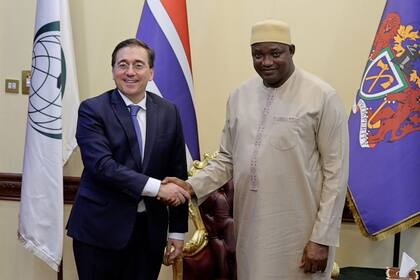 26/06/2024 El ministro de Asuntos Exteriores, Unión Europea y Cooperación, José Manuel Albares, se reúne en Gambia con el presidente del país, Adama Barrow. Albares se reúne en Banjul con el presidente de Gambia y con su homólogo durante su visita BANJUL, 26 (De la enviada especial de EUROPA PRESS, Leyre Guijo) España y Gambia se han fijado como objetivo impulsar la migración circular con la contratación en origen de gambianos y seguir trabajando conjuntamente en la lucha contra la inmigración ilegal y las mafias que trafican con personas, según ha explicado el ministro de Asuntos Exteriores, Unión Europea y Cooperación, José Manuel Albares, tras reunirse en Banjul con el presidente del país, Adama Barrow. POLITICA MINISTERIO DE ASUNTOS EXTERIORES