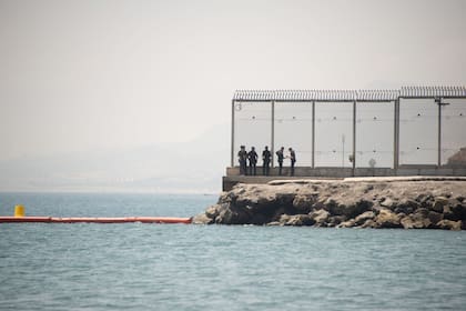 (260816) -- CEUTA, 16 agosto, 2026 (Xinhua) -- Imagen del 15 de agosto de 2026 de personal de seguridad trabajando en la frontera, en Ceuta (Xinhua/Cheng Min) (da) (rtg) (ah)