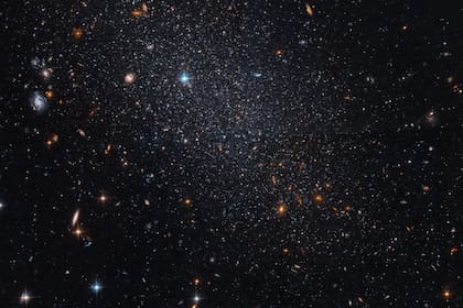 26/08/2024 La galaxia enana Tucana se encuentra a unos 3 millones de años luz de distancia, en el extremo más alejado de nuestro Grupo Local de galaxias.. En esta nueva imagen del telescopio espacial Hubble de la NASA/ESA, a casi 3 millones de años luz de distancia, se puede ver un grupo de estrellas que brillan débilmente. POLITICA INVESTIGACIÓN Y TECNOLOGÍA NASA, ESA, C. GALLART