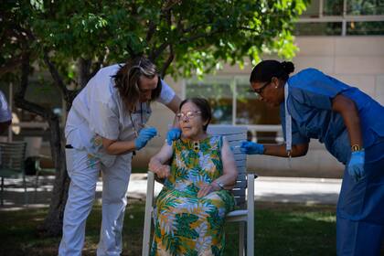 26/09/2023 Una mujer se vacuna durante el inicio de la campaña de vacunación, a 26 de septiembre de 2023, en L'Hospitalet de Llobregat, Barcelona, Catalunya (España). La campaña de vacunación de gripe y covid ha comenzado hoy en Catalunya con la inoculación a los usuarios de las residencias de ancianos. A mediados de octubre se ampliará la vacunación a personas mayores de 60 años o con patologías previas, además del personal sanitario y de residencias. SALUD Kike Rincón - Europa Press
