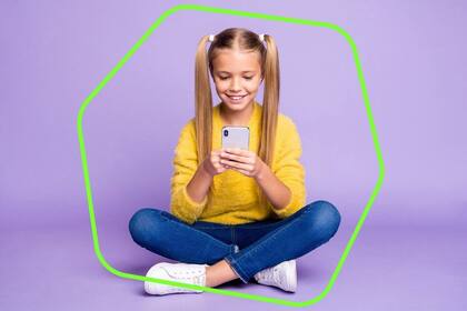 26/09/2023 Una niña utilizando un 'smartphone'. POLITICA KASPERSKY