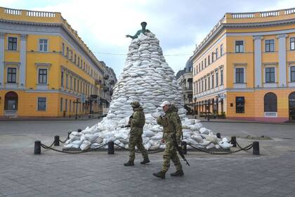 26/10/2022 Soldados ucranianos pasan junto al monumento del duque de Richelieu, fundador de la ciudad, protegido con sacos de arena, durante la invasión rusa de Ucrania POLITICA EUROPA ANDALUCÍA ESPAÑA EUROPA UCRANIA MÁLAGA MPM