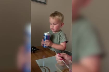 26/10/2023 Reacción de un niño de dos años al probar la cerveza por primera vez POLITICA YOUTUBE - VIDELO - DANIEL BEES