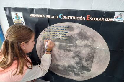 26/11/2023 Una alumna del Colegio San Ignacio del Viar en una de las actividades de la Constitución Lunar Escolar POLITICA HRP/CEDIDA