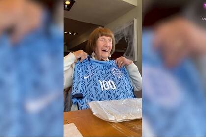 26/12/2023 Sorprenden con su primera camiseta de las Leonas a la hincha de Inglaterra "más vieja del mundo". MADRID, 26 (EDIZIONES) Lyn Fleming, la hincha inglesa de 100 años, fue sorprendida con su primera camiseta de Leona, 56 años después de ver jugar a los Tres Leones por primera vez. SOCIEDAD YOUTUBE - VIDELO - BEN RUDD