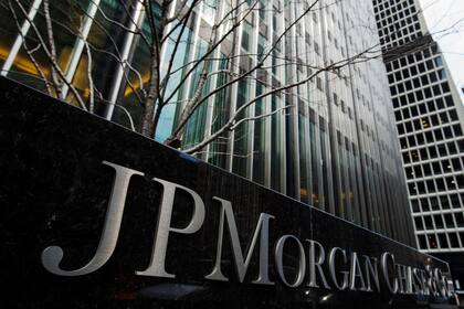 27-07-2013 EEUU.- JPMorgan gana más de 10.000 millones en el tercer trimestre tras liberar provisiones.  El banco estadounidense JPMorgan Chase se anotó un beneficio neto de 11.687 millones de dólares (10.121 millones de euros) en el tercer trimestre, lo que supone una mejora del 23,8% en comparación con el resultado contabilizado por el mayor prestamista estadounidense en el mismo periodo del año anterior.  POLITICA ESTADOS UNIDOS NORTEAMÉRICA LUCAS JACKSON