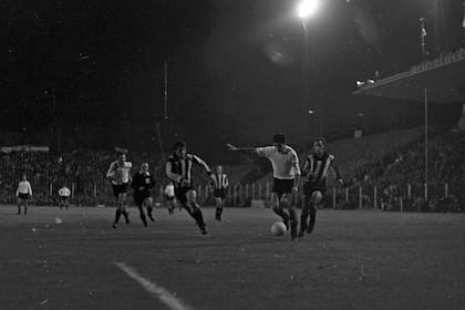 27) El avance de la Bruja Verón en la final de ida, en la que Estudiantes dominó el partido