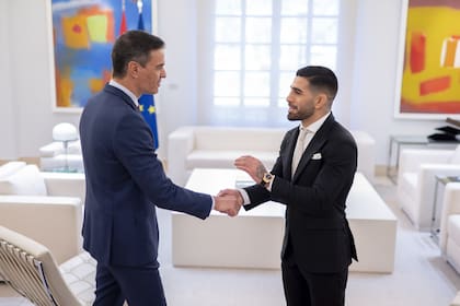 27/02/2024 El presidente del Gobierno, Pedro Sánchez (i), recibe al luchador de artes marciales mixtas Ilia Topuria (d) tras proclamarse campeón mundial de la UFC en la categoría de peso pluma, en el Palacio de La Moncloa, a 27 de febrero de 2024, en Madrid (España). El luchador de artes marciales mixtas Ilia Topuria se proclamó campeón del mundo de peso pluma de la UFC el pasado 17 de febrero cuando venció al vigente campeón de la categoría, Volkanovski, en el combate UFC 298. Topuria tiene un palmarés de 15 victorias y es el primer campeón mundial español de la UFC. DEPORTES Alberto Ortega - Europa Press