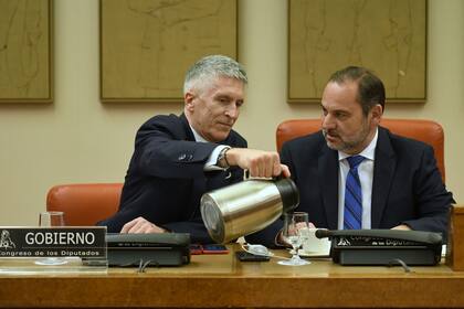 27/03/2023 El ministro de Interior, Fernando Grande-Marlaska (i), y el exministro de Transportes José Luis Ábalos (d) conversan durante la Comisión de Interior, en el Congreso de los Diputados, a 27 de marzo de 2023, en Madrid (España). El ministro ha comparecido cinco días después de aceptar la dimisión de la directora de la Guardia Civil, la socialista María Gámez, tras la imputación de su marido en una derivada del caso ERE de Andalucía, y después de los casos 'Cuarteles' y 'Mediador' que se investigan judicialmente. POLITICA Fernando Sánchez - Europa Press