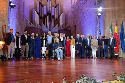 27/04/2023 Autoridades y miembros del jurado de los certámenes literarios de la Diputación de Cáceres fallados esta tarde en Cáceres. El fotógrafo Francis Villegas y la periodista María Hurtado se hacen con el Premio de Periodismo y José Luis García Herrera con el de Poesía CULTURA AUTONOMÍAS