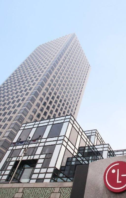 27/04/2023 Las "Torres gemelas" de LG en el distrito financiero de Yeoiudo, Seúl.. La multinacional surcoreana LG Electronics registró unos beneficios netos de 546.500 millones de wones coreanos (369,3 millones de euros) entre enero y marzo de 2023, lo que supone una caída del 61% en comparación con el mismo trimestre de 2022, según ha informado este jueves la compañía. ECONOMIA LG