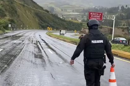 27/04/2024 Un agente de la Policía de Ecuador SOCIEDAD SUDAMÉRICA ECUADOR POLICÍA DE ECUADOR