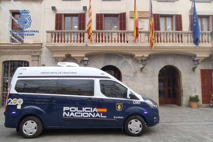 27/07/2023 Imagen de un furgón de ola Policía Nacional.. La Policía Nacional ha detenido a tres personas, un español y un hombre y una mujer colombianos, por empadronar a 85 personas en sus casas "de forma fraudulenta" en Inca, lo que supone un delito de favorecimiento de la inmigración irregular y falsedad documental. ESPAÑA EUROPA ISLAS BALEARES SOCIEDAD POLICÍA NACIONAL