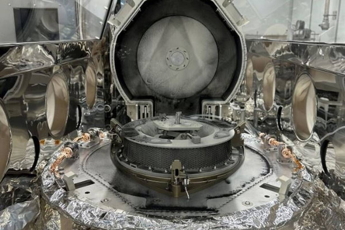 27/09/2023 Recipiente de muestras de Bennu con la tapa abierta POLITICA INVESTIGACIÓN Y TECNOLOGÍA NASA