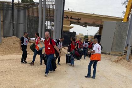 27/10/2023 Efectivos de Media Luna Roja Palestina en el paso de Rafá con Gaza POLITICA ASIA ORIENTE PRÓXIMO INTERNACIONAL MEDIA LUNA ROJA PALESTINA