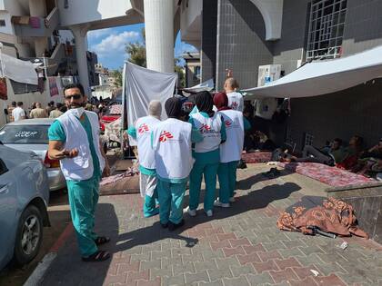 27/10/2023 Trabajadores de Médicos Sin Fronteras (MSF) en las afueras del hospital Al Shifa, en la Franja de Gaza POLITICA ASIA ORIENTE PRÓXIMO INTERNACIONAL MÉDICOS SIN FRONTERAS