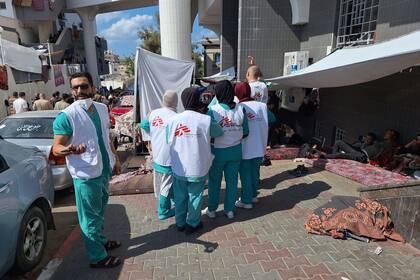 27/10/2023 Trabajadores de Médicos Sin Fronteras (MSF) en las afueras del hospital Al Shifa, en la Franja de Gaza POLITICA ASIA ORIENTE PRÓXIMO INTERNACIONAL MÉDICOS SIN FRONTERAS