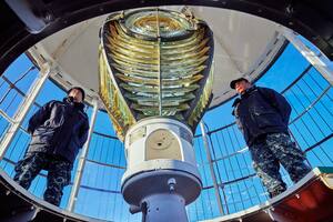 El mítico faro más austral de la Argentina que custodian en completa soledad dos hombres