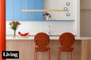Con una reforma bien jugada, esta cocina ofrece comodidad para reunirse y color para alegrar los días
