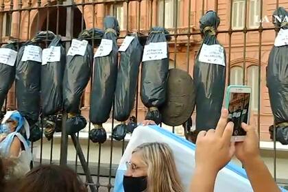 27F: "Bolsas con cadáveres" frente a la Casa Rosada
