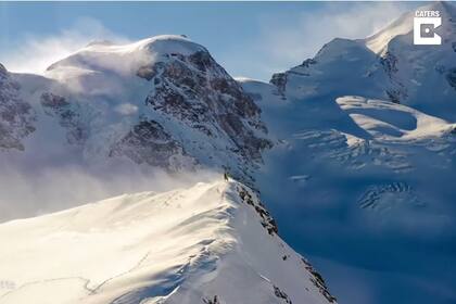 28-05-2021 Este fotógrafo logra capturar en dron la sensación que se siente al alcanzar la cima nevada de una montaña en Suiza.  MADRID, 28 may. (EDIZIONES) El fotógrafo Federico Sette, de 27 años, de Engadin St.Moritz, Suiza, es un apasionado creador de contenido "inspirador", "llamativo" y de "gran calidad"  para cualquier proyecto. Sette también se maneja con los drones y gracias a esta tecnología es capaz de capturar momentos tan espectaculares como este.  POLITICA YOUTUBE - CATERS - @FEDERICO.SETTE