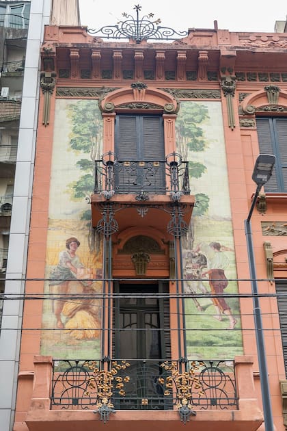 El edificio, que se lo conoce como la Casa de los Azulejos, está situado en Paraguay al 1300