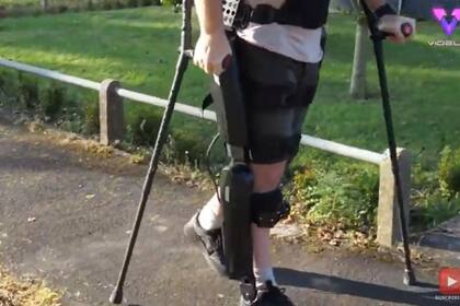 28-09-2021 Conoce a Simon Kindleysides, el hombre sin movilidad en las piernas que completó una maratón y camina 10.000 pasos con un exoesqueleto SOCIEDAD YOUTUBE - VIDELO