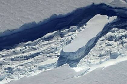 28-09-2021 La mezcla de hielo, una combinación de fragmentos de la plataforma de hielo, nieve arrastrada por el viento y agua de mar congelada, puede actuar como un pegamento para fusionar grandes fisuras en el hielo flotante en la Antártida. POLITICA INVESTIGACIÓN Y TECNOLOGÍA BECK / NASA OPERATION ICEBRIDGE