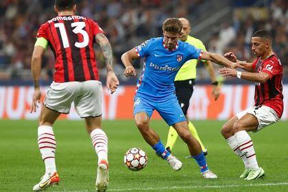 28-09-2021 Marcos Llorente intenta conducir la pelota en el Milan-Atlético de Madrid de la Liga de Campeones 2021-2022 EUROPA DEPORTES ITALIA ATLÉTICO DE MADRID