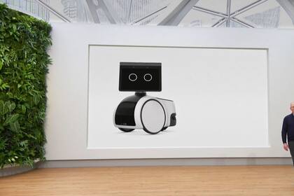 28-09-2021 Robot doméstico Amazon Astro..  Amazon ha anunciado este martes novedades en su catálogo de dispositivos propios, entre las que destacan su nuevo robot para el hogar Astro, que patrulla la casa de forma autónoma y está dotado de cámaras, periscopio y pantalla, y el nuevo Amazon Glow para poder hacer videollamadas con niños, dotado con proyector para juegos.  POLITICA INVESTIGACIÓN Y TECNOLOGÍA AMAZON