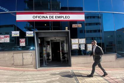 28-10-2021 Una oficina del Servicio Público de Empleo Estatal (SEPE), a 28 de octubre de 2021, en Madrid (España). El paro bajó en 127.100 personas en el tercer trimestre del año, lo que supone un 3,6% menos que en el trimestre anterior. Se trata de su mayor descenso en un tercer trimestre desde el año 2018, cuando el desempleo disminuyó en 164.100 personas. Por su parte, la ocupación superó por primera vez desde el cuarto trimestre de 2008 la cifra de 20 millones de trabajadores tras crearse en los meses de verano 359.300 empleos, un 1,8% más que en el trimestre anterior. En concreto, septiembre cerró con 20.031.000 ocupados, según ha informado este jueves el Instituto Nacional de Estadística (INE). ECONOMIA Eduardo Parra - Europa Press
