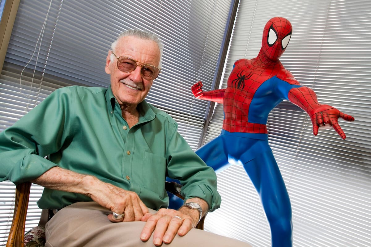 28 abril 2011, EEUU, Santa Monica: Stan Lee, creador de c—mics de la editorial Marvel, sonr’e junto a uno de sus personajes, el hombre ara–a. Segœn medios estadounidenses, el dibujante muri— el 12/11/2018. (Vinculado al texto de dpa "Medios: Muere Stan Lee, el creador de c—mics de Marvel"