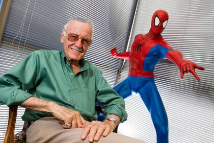 28 abril 2011, EEUU, Santa Monica: Stan Lee, creador de c—mics de la editorial Marvel, sonr’e junto a uno de sus personajes, el hombre ara–a. Segœn medios estadounidenses, el dibujante muri— el 12/11/2018. (Vinculado al texto de dpa "Medios: Muere Stan Lee, el creador de c—mics de Marvel"