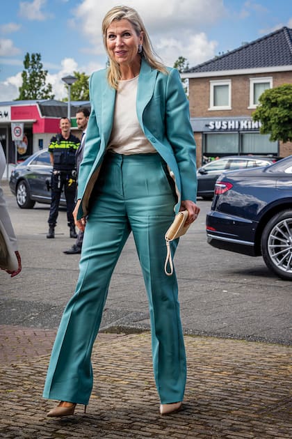 28 de mayo. Para su visita más décontracté eligió un traje de Max Mara de chaqueta modelo Avoriaz con doble ribete y pantalón Banfy de corte recto y ligero vuelo en el bajo. Los stilettos Gianvito 105 y el clutch de Natan. El detalle: los aros de piedras multicolor en azul, morado y amarillo.