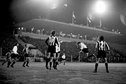 28) Ataca Flores de cabeza en el primer duelo de la definición de 1970