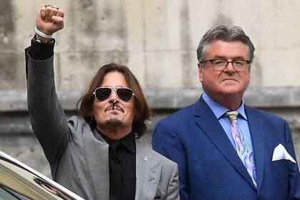 28 July 2020, England, London: US actor Johnny Depp (L) leaves the High Court in London after the last day of his trial in his libel suit against the editors of The Sun and its chief editor Dan Wootton.