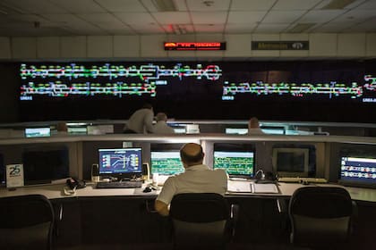 28 supervisores miran constantemente el diagrama de las vías, donde se ven, en tiempo real, los trenes moviéndose como en un videojuego.