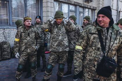 28/02/2022 Soldados voluntarios por las calles de Kiev, a 28 de febrero de 2022, en Kiev (Ucrania). POLITICA Diego Herrera - Europa Press