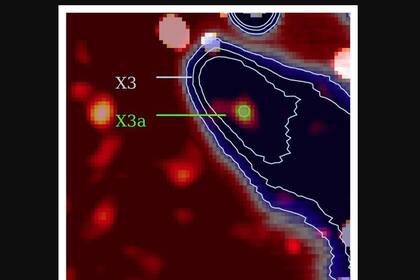 28/02/2023 La estrella bebé X3a en su envoltura, X3 (en azul). La envoltura es arrastrada por los vientos estelares, por lo que tiene forma de cigarro. En escalas de tiempo inferiores a 10 años pueden formarse aglomeraciones que, a su vez, son engullidas por X3a. POLITICA INVESTIGACIÓN Y TECNOLOGÍA FLORIAN PEISKER