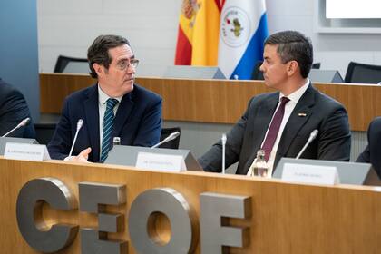 28/02/2024 El presidente de la CEOE, Antonio Garamendi (i), y el presidente de Paraguay, Santiago Peña (d), durante el encuentro empresarial España-Paraguay, en la sede de la CEOE, a 28 de febrero de 2024, en Madrid (España). Con motivo de la visita del presidente de la República de Paraguay, Santiago Peña, la Confederación Española de Organizaciones Empresariales (CEOE), la Secretaría de Estado de Comercio, a través de ICEX España Exportación e Inversiones y la Cámara de Comercio de España, en colaboración con la Embajada del Paraguay en España, organizan el Encuentro Empresarial Paraguay-España. Este encuentro, dirigido a empresas españolas con intereses o presencia en Paraguay, constituye una ocasión para poder dialogar con su presidente y con su ministro de Industria y Comercio, Javier Giménez. ECONOMIA Diego Radamés - Europa Press