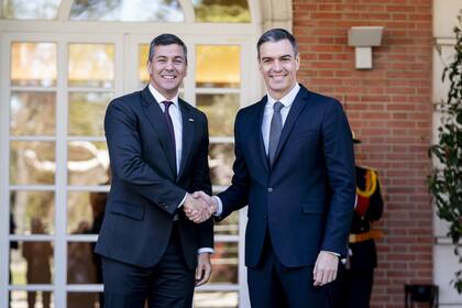28/02/2024 El presidente del Gobierno, Pedro Sánchez (d), recibe al presidente de la República de Paraguay, Santiago Peña (i), en el Complejo de la Moncloa, a 28 de febrero de 2024, en Madrid (España). Con motivo de su participación en el congreso tecnológico Mobile World Congress (MWC) Barcelona 2024, el presidente de la República de Paraguay, Santiago Peña, se trasladó a España para mantener una serie de encuentros con autoridades españolas, entre ellas el presidente del Gobierno, Pedro Sánchez, y el Rey Felipe VI. También ha mantenido encuentros con empresarios y funcionarios locales. ECONOMIA A. Pérez Meca - Europa Press