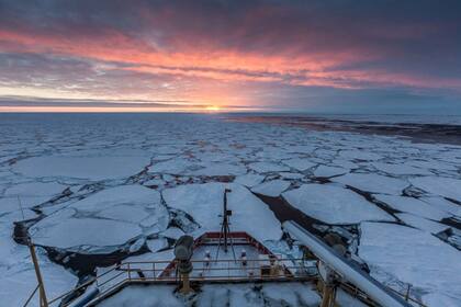 28/03/2022 Un barco de investigación en la Antártida en junio de 2017, el primer día que los investigadores vieron salir el sol sobre el horizonte después de semanas de oscuridad polar. POLITICA INVESTIGACIÓN Y TECNOLOGÍA BEN ADKISON