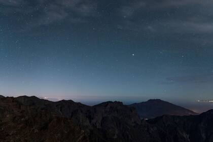28/04/2023 Vista general de las estrellas, desde el Parque Nacional Caldera de Taburiente, a 26 de abril de 2023, en La Palma, Santa Cruz de Tenerife, Canarias (España). El Roque de los Muchachos es el punto más alto de la isla de La Palma y es una de las mejores zonas de observación astronómica de Europa. El Día Mundial de la Astronomía se celebra dos veces al año: en primavera y en otoño. En primavera, se celebra mañana, 29 de abril. Este día siempre coincide con el sábado de entre mediados de abril y mediados de mayo, más cercano a la primera Luna Cuarto Creciente. SOCIEDAD Alex Díaz - Europa Press