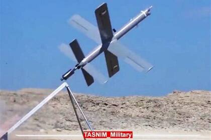 28/04/2024 Irán.- Irán presenta un nuevo modelo de "dron suicida" de corto alcance. La Guardia Revolucionaria iraní ha presentado este domingo un nuevo modelo de dron kamikaze de fabricación interna que se categoriza como "munición merodeadora", un tipo de proyectil que sobrevuela una zona hasta que el objetivo se expone y entonces se lanza sobre él y explosiona. POLITICA ASIA IRÁN GUARDIA REVOLUCIONARIA DE IRÁN